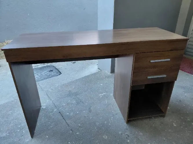 Mesa de escritorio com cadeira