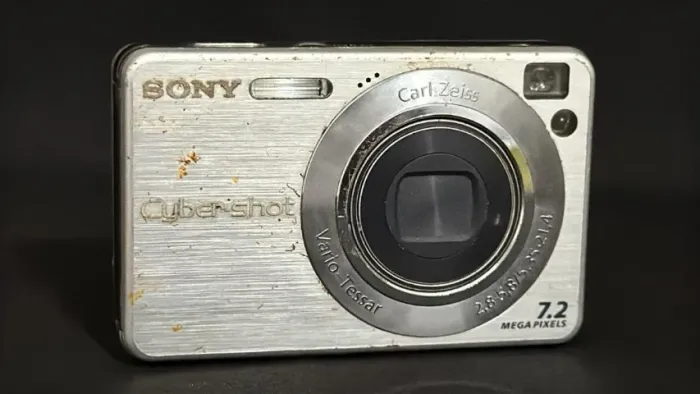 MAQUINA FOTOGRÁFICA PARA RETIRADA DE PEÇAS SONY CYBER SHOT 7. 2 MEGAPIXEL SEM BATERIA