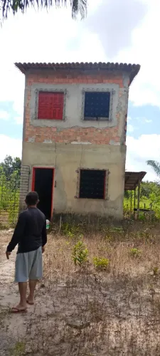 Venda de terreno com casa de 2 pavimentos inacabada. Medindo 100 de frente x 300 de fundo.