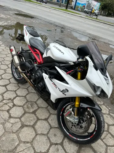Vendo ou troco Daytona 675R 2013