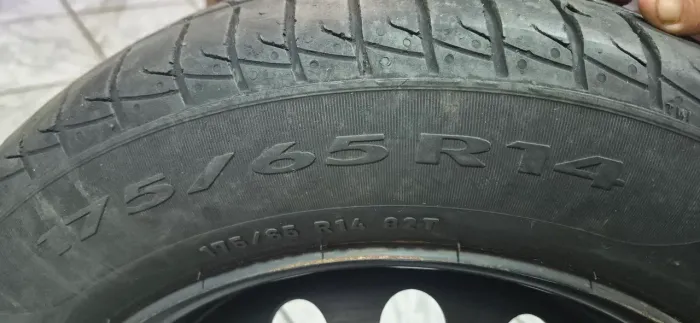 Pneu Pirelli com roda semi novo