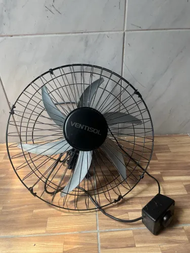 Vendo ventilador tufão de parede , com defeito 
