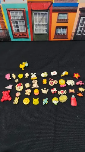 Kit com 35 Mini Ímãs Decorativos + Estojo + Brinde Surpresa