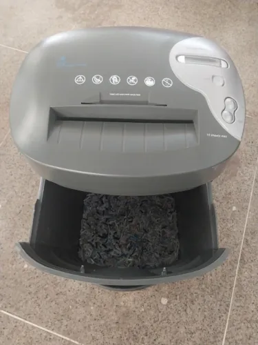 Fragmentadora de papel 15 Folhas 110v - Vai com transformador de 220v para 110v