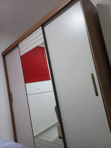Guarda roupa Panan búzios 3 portas com 1 espelho cor avelan/ perola