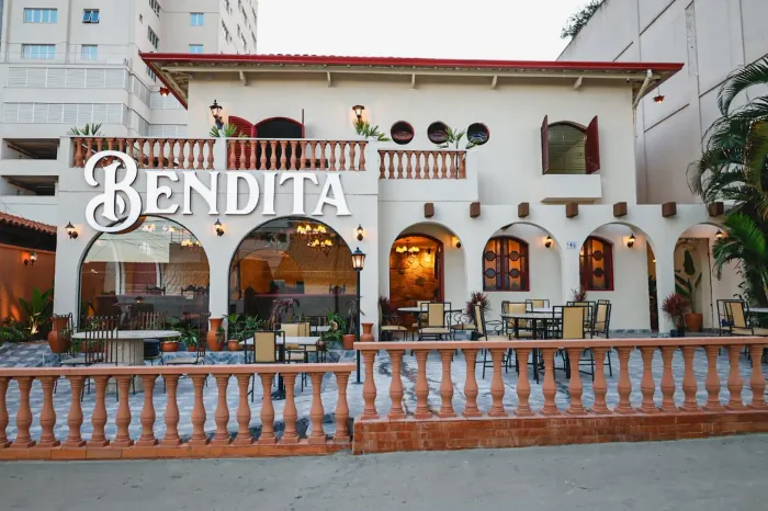 Espaço para eventos no Marista | Casarão com jardim e mobiliário