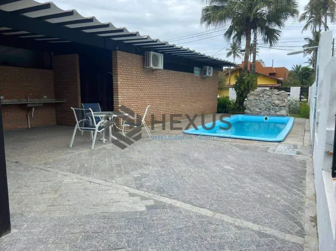 Casa térrea com piscina a 150m da Praia de Pernambuco, Guarujá
