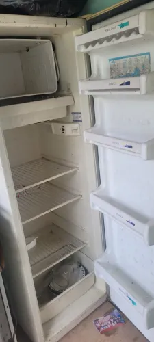 Vendo geladeira funcionando perfeitamente somente suja devido o tempo parada