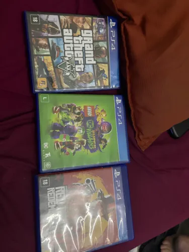 Kit 3 Jogos PS4 - GTA V + LEGO DC Super-Villains + Red Dead Redemption
