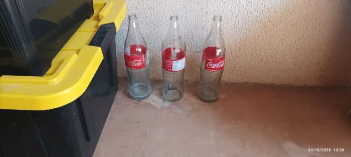 Garrafas de vidro vazias coka cola R$ 20 mas três