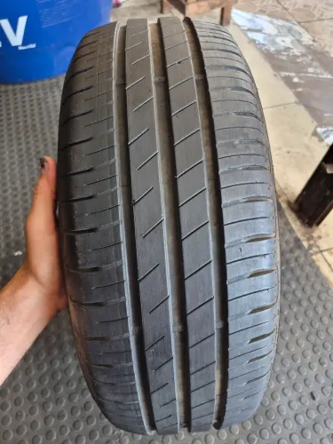 Um pneu 195/55/16 Goodyear semi-novo vulcanizado (230 em 2× no ct