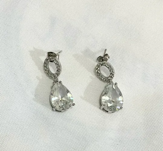 Vende-se Brinco de Cristal com pedrinhas Cristal zircônia.