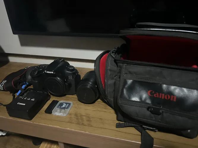 CANON EOS 60D + LENTE 18-55mm + EQUIPAMENTOS