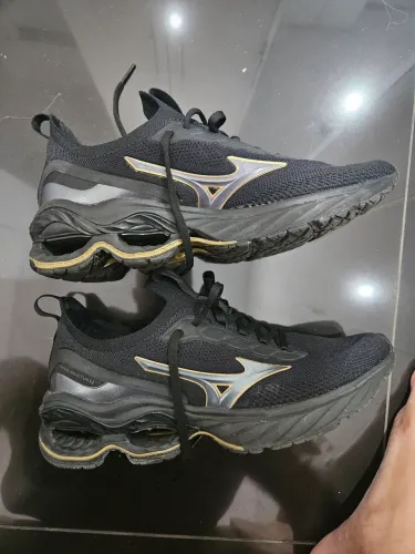 Mizuno Wave Invictus 4