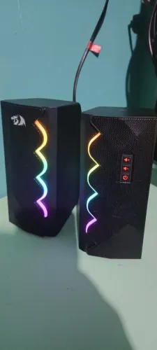 Caixinhas de som gamer redragon.