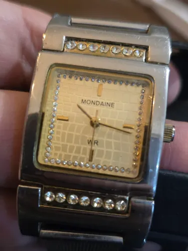 Mondaine Relógio feminino grande caixa Tank 28mm x 48mm visor dourado e Bezel com pedras