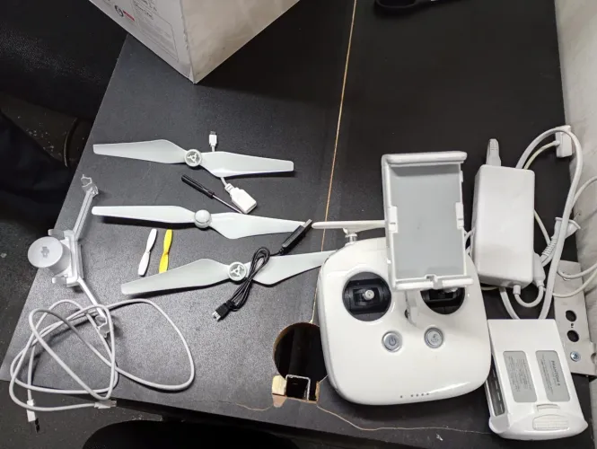 Controle do drone djii plhantom 4 modelo gl 300c, bateria e cabos e helice