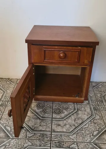 Mesa de cabeceira de madeira 