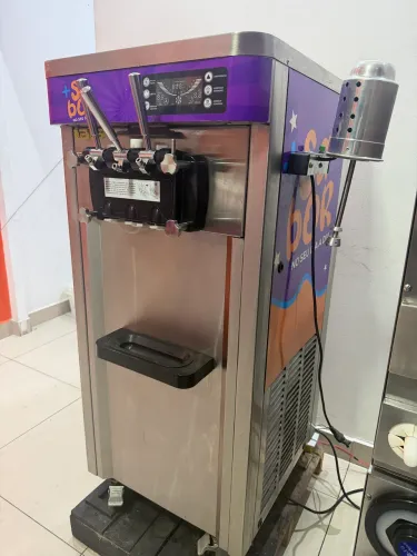 VENDO MÁQUINA DE SORVETE EXPRESSO + BATEDOR DE MILK-SHAKE