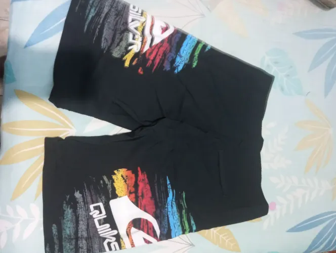 Vendo essas duas bermudas novas masculinas número 42 da marca Quikisiv cada uma 80.reais .