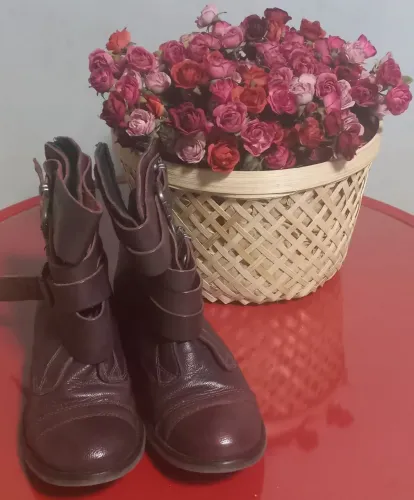 Bota de couro afivelada