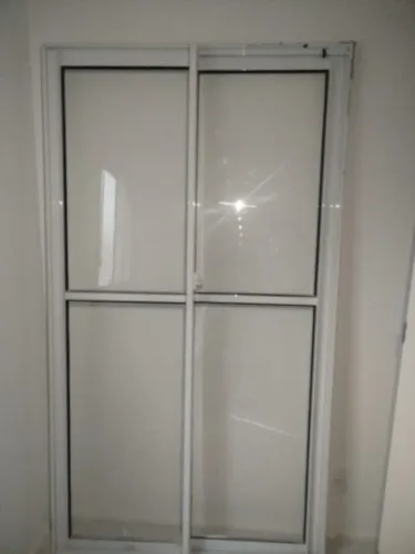Porta de correr em alumínio branco