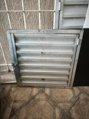 Portinhola de alumínio 60x60 usada