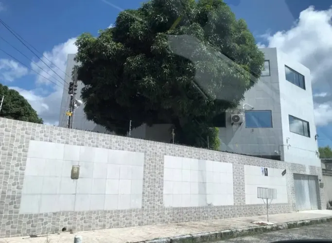 Aluga-se casa ideal para comércio, com 6 quartos, anexo e enorme quintal, em Iputinga - Re