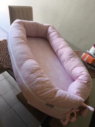 Ninho redutor de berço rosa estrelinha, portátil e lavável.