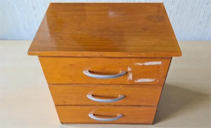 Gaveteiro de madeira, com 3 portas, em bom estado.