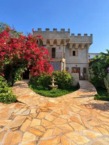 Casa Estilo Castelo com 5 Dormitórios, Piscina e Mirante
