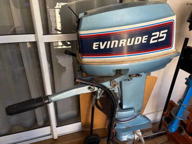 Motor de Popa Evinrude 25 HP 1981 - Clássico, Completo e no Estado