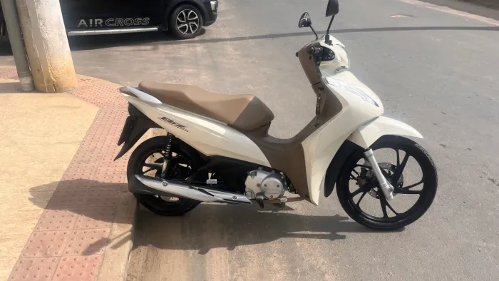 Vende-se biz 125 única dona moto pouco rodado e usado apenas na cidade!