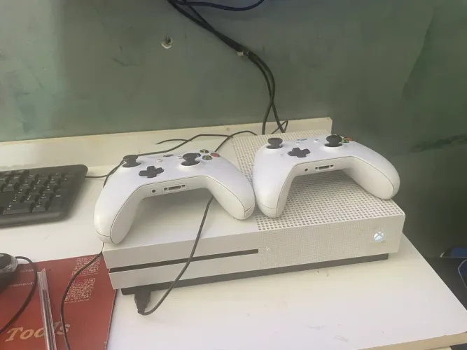 Vendo Xbox One 2 controles