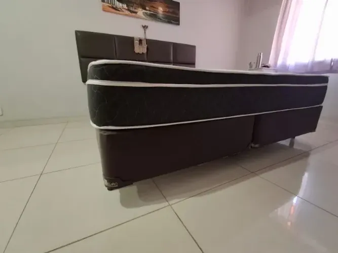 Cama box com cabeceira Euro Colchões e colchão Pillowmed, King size em otimo estado.