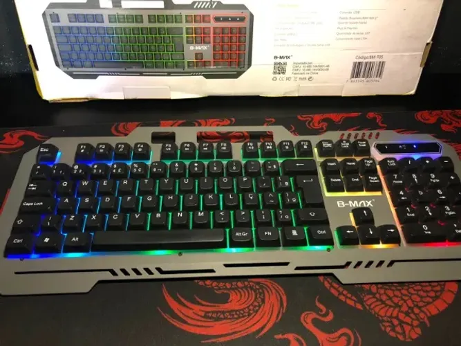 Teclado Gamer RGB B-MAX USB 107 Teclas ABNT2 Base Metálica LED Colorido para PC e Notebook