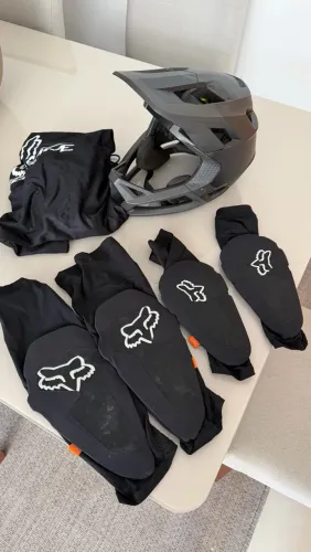 Kit Fox, capacete Proframe, cotoveleira e joelheira D30