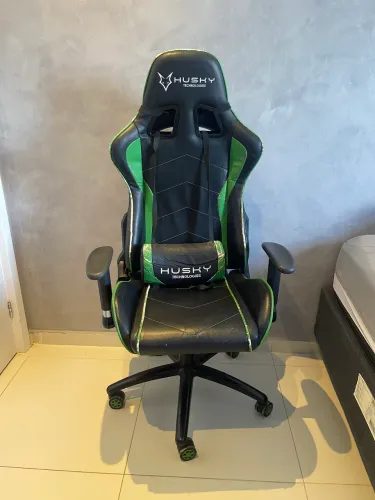 ? Vendo Cadeira Gamer + Mesa Gamer ?  Estou vendendo cadeira gamer + mesa gamer ?