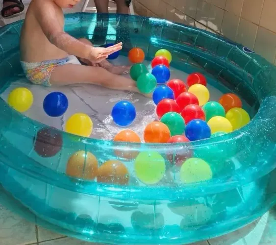 Piscina inflável de bebê com 50 bolinhas