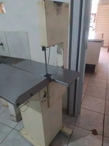 Serra fita, para cortes de carne ou madeira.
