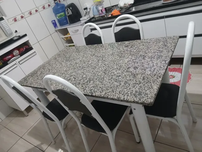 Mesa com cadeiras ,micro-ondas, gabinete para pia