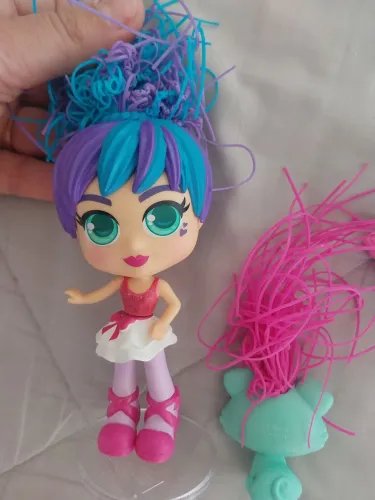 Boneca Curli Girls Com Mascote Rosita<br>Cor Azul, Roxo