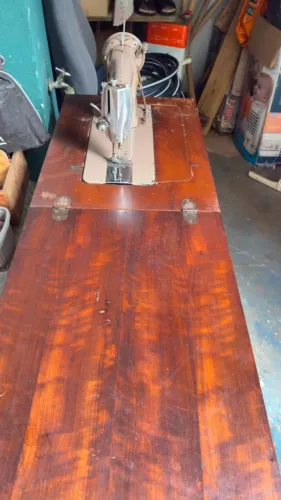 Maquina de costura antiga com pedal