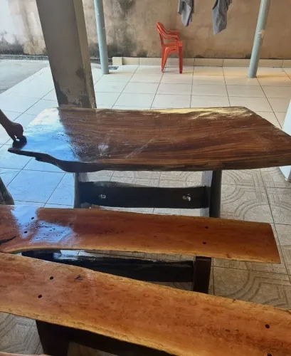 Mesa rústica com os dois bancos
