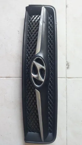 Grade frontal hyundai tucson com detalhe 