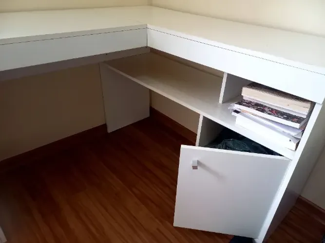 Mesa de estudo (escrivaninha) de canto