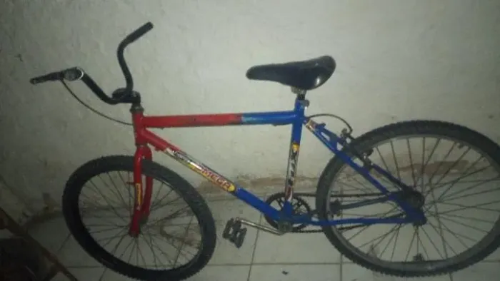 Vendo bike aro 26 toda boa, apenas pneu traseiro furado valor 140$ preço a negociar