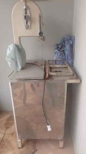 Vendo mesa e serra de carne por 2300