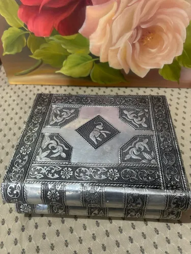 Caixa de metal tipo 2 livros e porta joias 