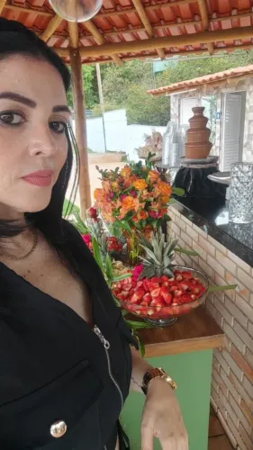 Ilha de chocolate com frutas 